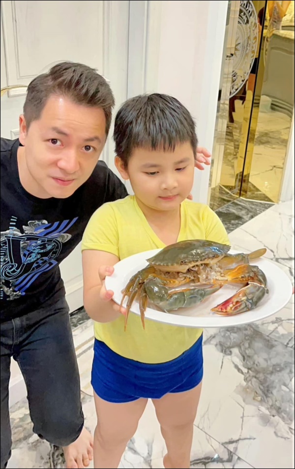 Khéo chiều vợ con, Đăng Khôi trổ tài vào bếp làm món cua sốt tiêu đen, lần đầu mà xuất sắc chuẩn nhà hàng-3