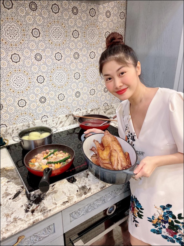 Khéo chiều vợ con, Đăng Khôi trổ tài vào bếp làm món cua sốt tiêu đen, lần đầu mà xuất sắc chuẩn nhà hàng-2