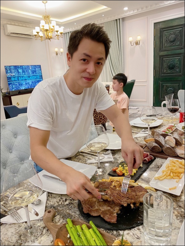 Khéo chiều vợ con, Đăng Khôi trổ tài vào bếp làm món cua sốt tiêu đen, lần đầu mà xuất sắc chuẩn nhà hàng-1