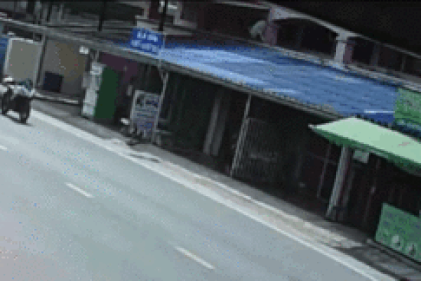 Tài xế bị dây điện hạ ‘đo ván’, xe máy vẫn lao băng băng trên phố