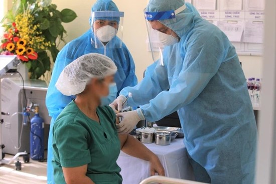 Nữ điều dưỡng ở Đà Nẵng bị sốc phản vệ sau tiêm vắc xin Covid-19