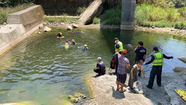 Buổi cắm trại của 2 gia đình hóa bi kịch khi có 2 người chết đuối, bạn biến thành kẻ thù, ông bố quyết tâm kiện luôn người đã chết-1