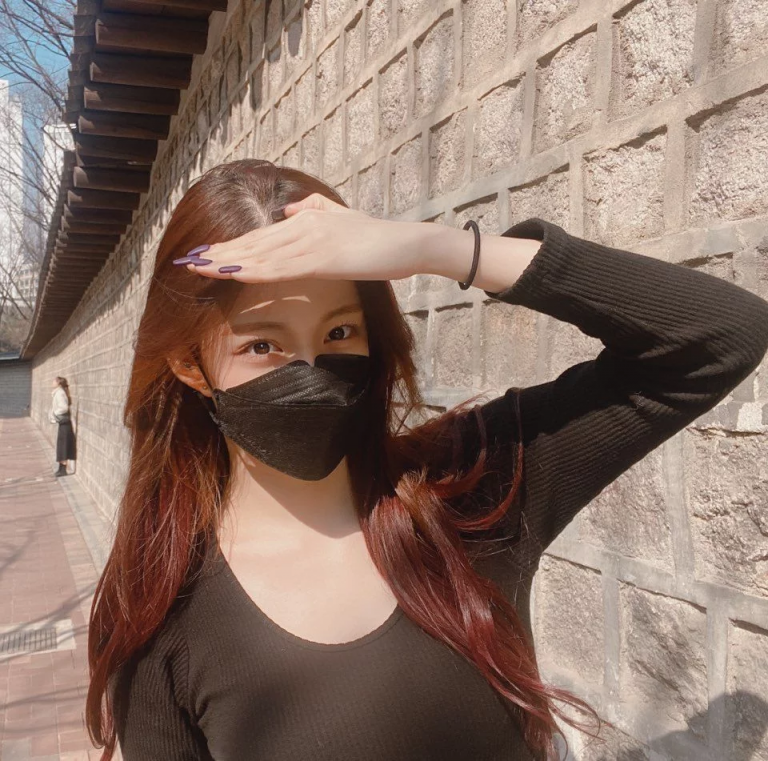 Nắm rõ 6 lưu ý sau nếu bạn không muốn mụn mọc thành chùm khi đeo khẩu trang suốt ngày-1