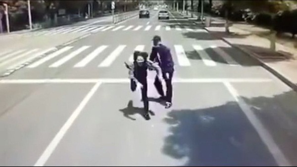 Đang đi giữa đường, thanh niên bỗng nhiên đẩy thẳng bạn gái vào đầu xe buýt đang chạy, biết được nguyên nhân ai nấy đều phẫn nộ-1