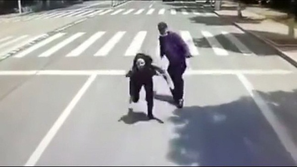 Đang đi giữa đường, thanh niên bỗng nhiên đẩy thẳng bạn gái vào đầu xe buýt đang chạy, biết được nguyên nhân ai nấy đều phẫn nộ-2