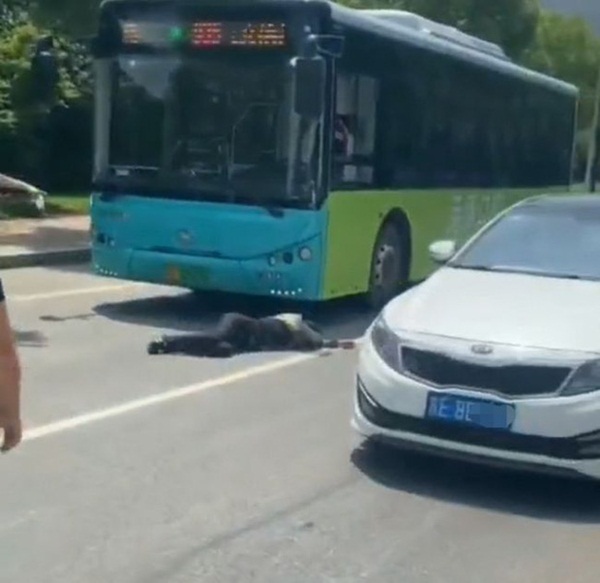 Đang đi giữa đường, thanh niên bỗng nhiên đẩy thẳng bạn gái vào đầu xe buýt đang chạy, biết được nguyên nhân ai nấy đều phẫn nộ-3