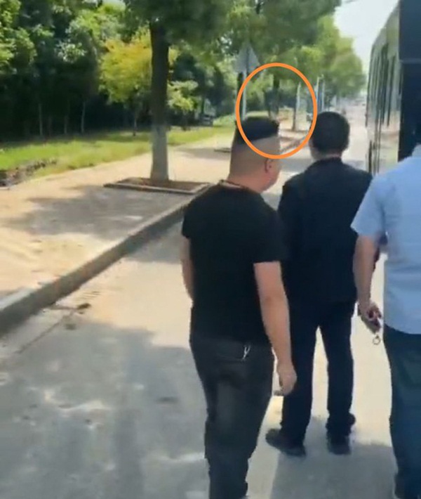 Đang đi giữa đường, thanh niên bỗng nhiên đẩy thẳng bạn gái vào đầu xe buýt đang chạy, biết được nguyên nhân ai nấy đều phẫn nộ-4