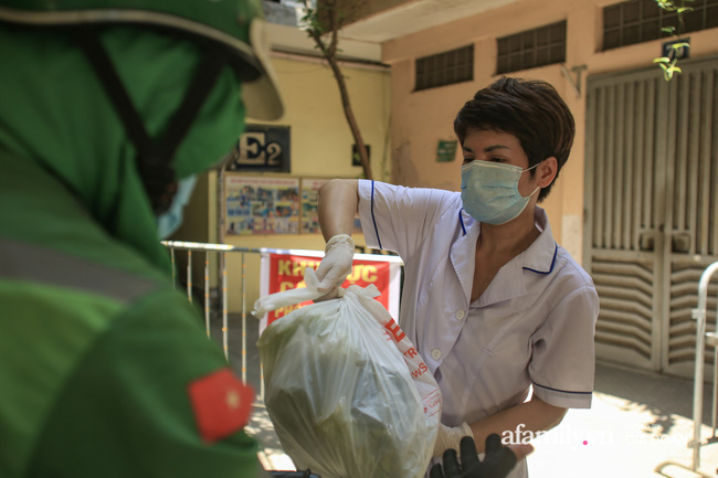 Hà Nội: Cách ly y tế 17 hộ gia đình khu tập thể 128C Đại La nơi có cháu bé 1 tuổi dương tính SARS-CoV-2-3