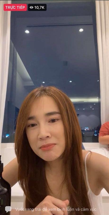 Nhã Phương lộ da mặt lão hóa, bọng mắt nhăn nheo trong clip livestream-2