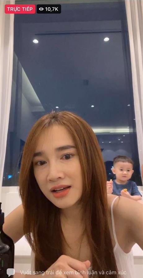 Nhã Phương lộ da mặt lão hóa, bọng mắt nhăn nheo trong clip livestream-4