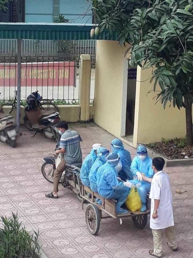 Hình ảnh xúc động trong ngày có tới 129 ca mắc COVID-19 mới: Nhân viên y tế kiệt sức ngủ gục tại chỗ, tình nguyện viên ngồi xe kéo ra tiền tuyến chống dịch-1