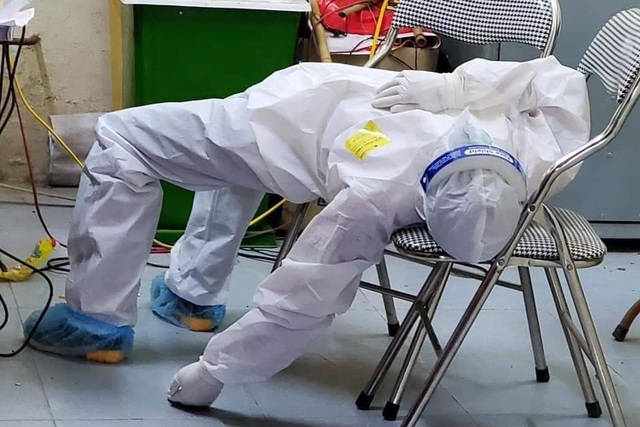 Hình ảnh xúc động trong ngày có tới 129 ca mắc COVID-19 mới: Nhân viên y tế kiệt sức ngủ gục tại chỗ, tình nguyện viên ngồi xe kéo ra tiền tuyến chống dịch-4