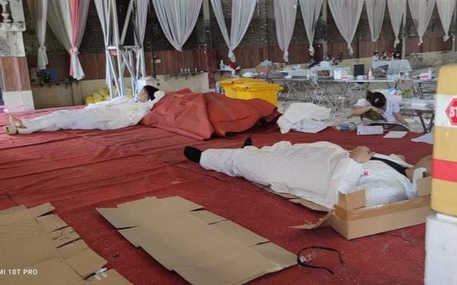 Hình ảnh xúc động trong ngày có tới 129 ca mắc COVID-19 mới: Nhân viên y tế kiệt sức ngủ gục tại chỗ, tình nguyện viên ngồi xe kéo ra tiền tuyến chống dịch-6