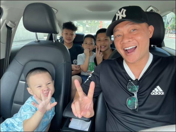 Trông con mùa dịch khiến tình cảm gia đình đi xuống, học ngay chiêu cao thủ của ông bố hài hước, đông con nhất VTV này!-6