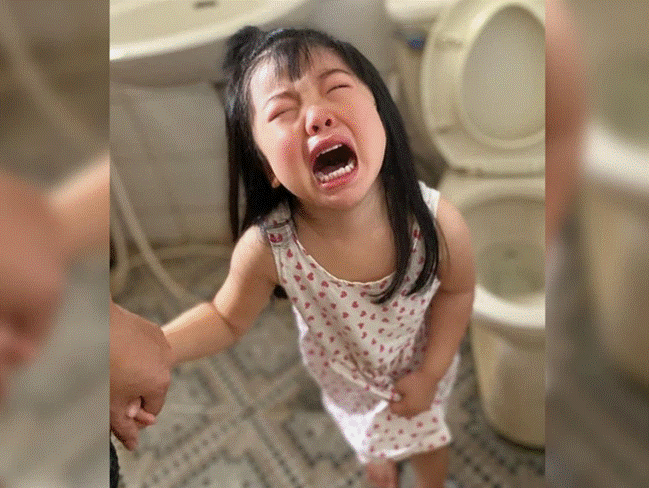 Con gái khóc dữ dội vì bố dội bồn cầu, mẹ lao vào kiểm tra thì suýt té ngửa trước lý do thật khó đỡ-2
