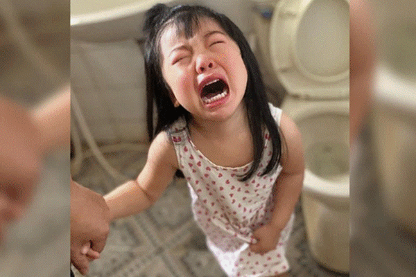 Con gái khóc dữ dội vì bố dội bồn cầu, mẹ lao vào kiểm tra thì suýt té ngửa trước lý do thật 