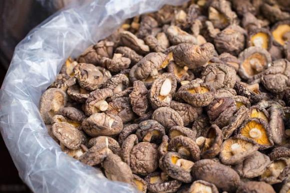 Khi mua nấm hương khô, người biết sẽ nhìn vào 6 điểm này để chọn, chủ cửa hàng đồ khô cũng phải thán phục-1