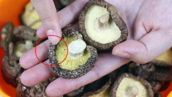 Khi mua nấm hương khô, người biết sẽ nhìn vào 6 điểm này để chọn, chủ cửa hàng đồ khô cũng phải thán phục-4