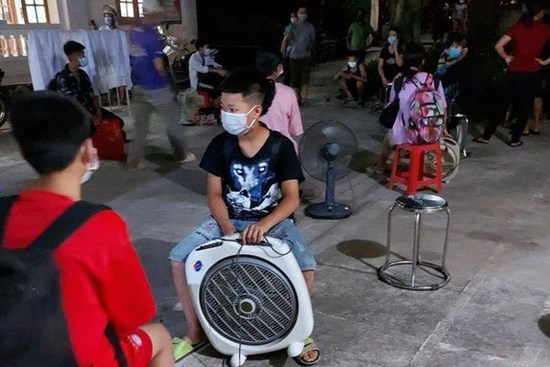 1 học sinh lớp 7 dương tính với Covid-19, cả lớp cùng 3 giáo viên phải nghỉ học đi cách ly