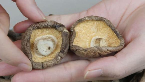 Khi mua nấm hương khô, người biết sẽ nhìn vào 6 điểm này để chọn, chủ cửa hàng đồ khô cũng phải thán phục-7