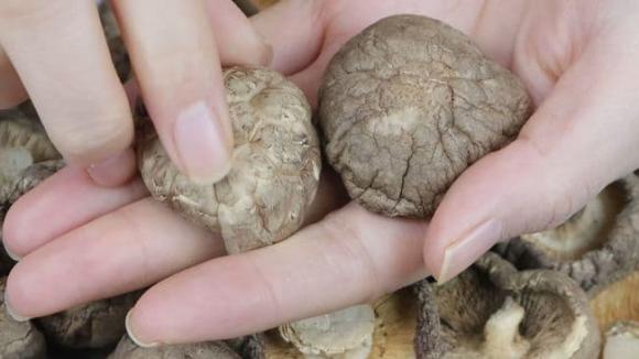 Khi mua nấm hương khô, người biết sẽ nhìn vào 6 điểm này để chọn, chủ cửa hàng đồ khô cũng phải thán phục-8