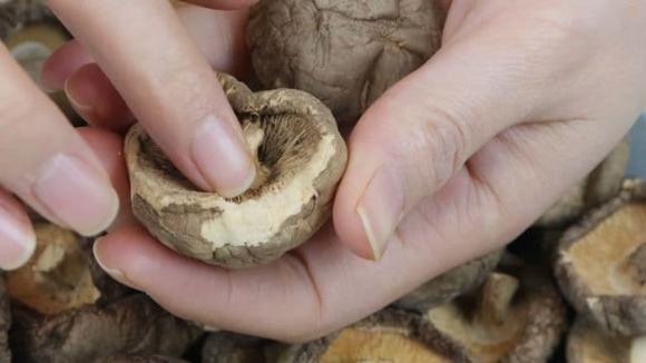 Khi mua nấm hương khô, người biết sẽ nhìn vào 6 điểm này để chọn, chủ cửa hàng đồ khô cũng phải thán phục-9