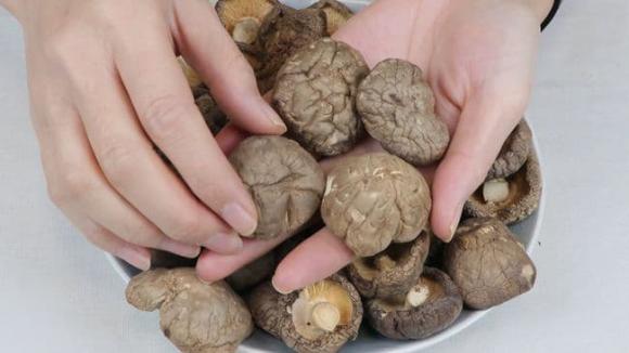 Khi mua nấm hương khô, người biết sẽ nhìn vào 6 điểm này để chọn, chủ cửa hàng đồ khô cũng phải thán phục-10