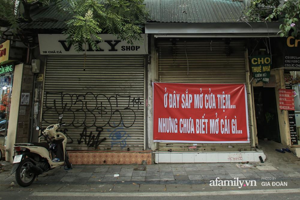 COVID-19 quay trở lại, siêu mặt tiền trên phố cổ Hà Nội ế ẩm treo biển sắp mở cửa tiệm nhưng chưa biết mở cái gì-1