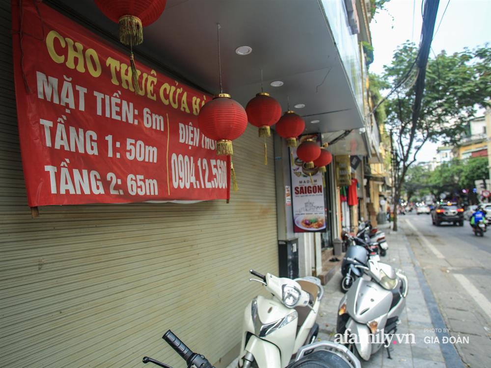 COVID-19 quay trở lại, siêu mặt tiền trên phố cổ Hà Nội ế ẩm treo biển sắp mở cửa tiệm nhưng chưa biết mở cái gì-3