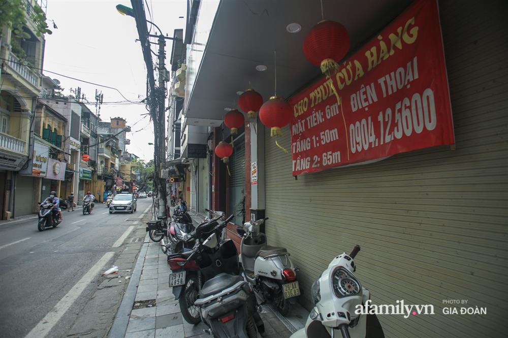 COVID-19 quay trở lại, siêu mặt tiền trên phố cổ Hà Nội ế ẩm treo biển sắp mở cửa tiệm nhưng chưa biết mở cái gì-4