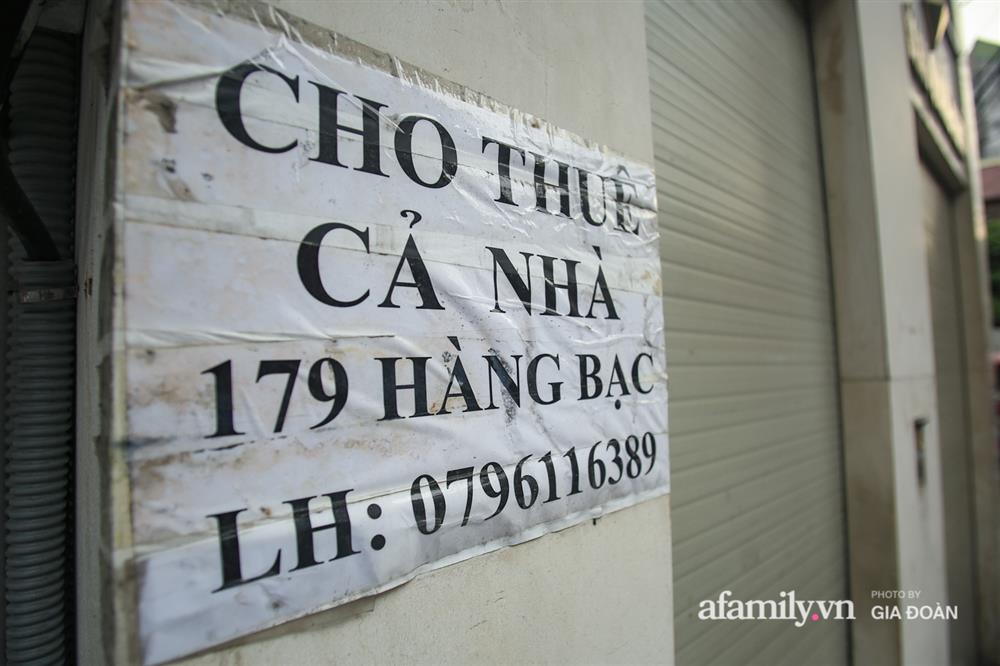 COVID-19 quay trở lại, siêu mặt tiền trên phố cổ Hà Nội ế ẩm treo biển sắp mở cửa tiệm nhưng chưa biết mở cái gì-6