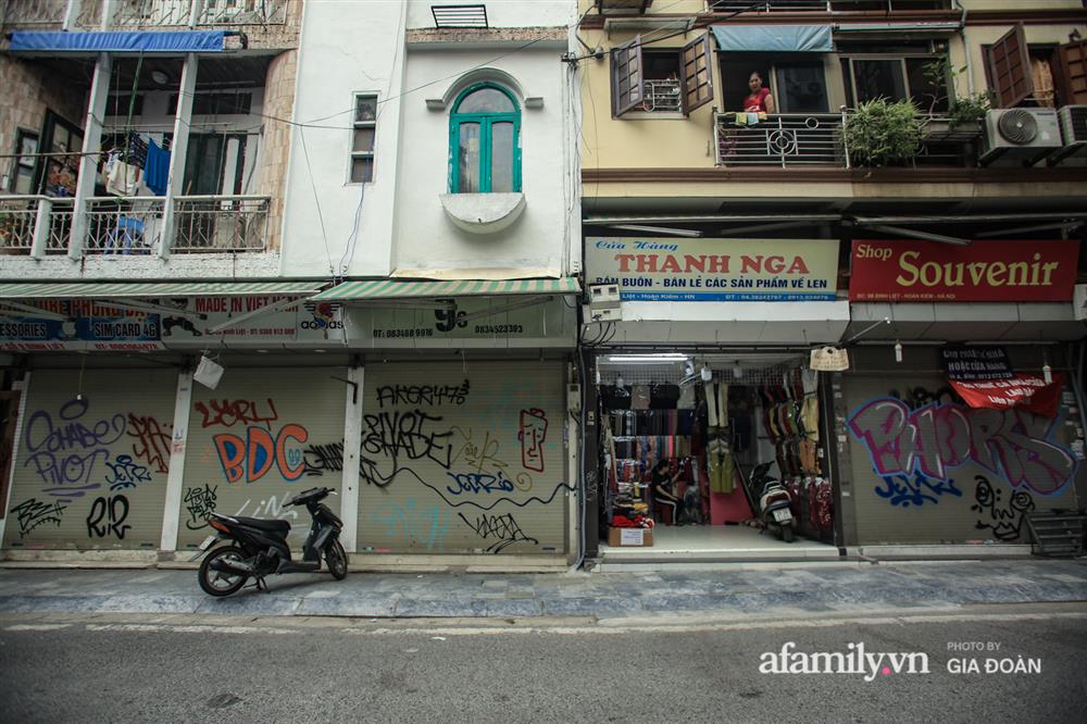 COVID-19 quay trở lại, siêu mặt tiền trên phố cổ Hà Nội ế ẩm treo biển sắp mở cửa tiệm nhưng chưa biết mở cái gì-8