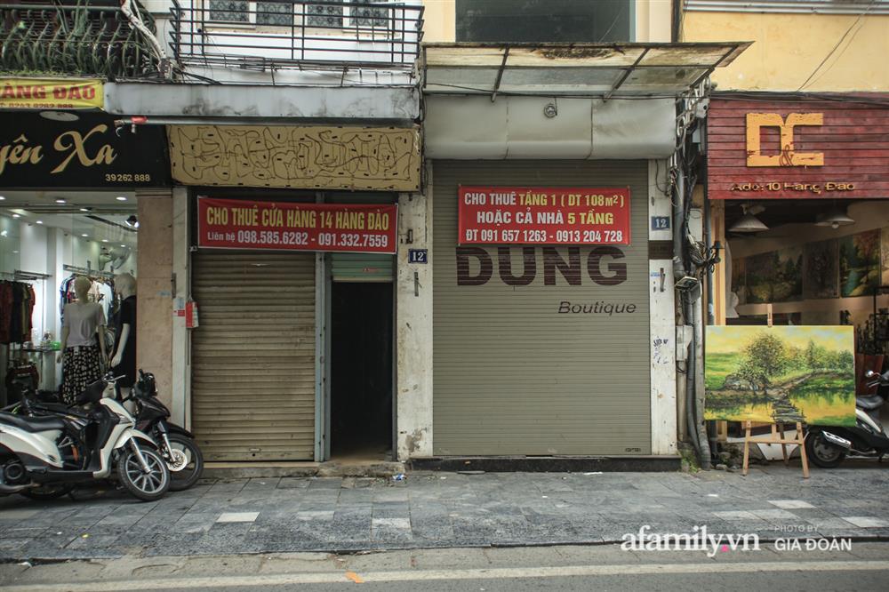 COVID-19 quay trở lại, siêu mặt tiền trên phố cổ Hà Nội ế ẩm treo biển sắp mở cửa tiệm nhưng chưa biết mở cái gì-9