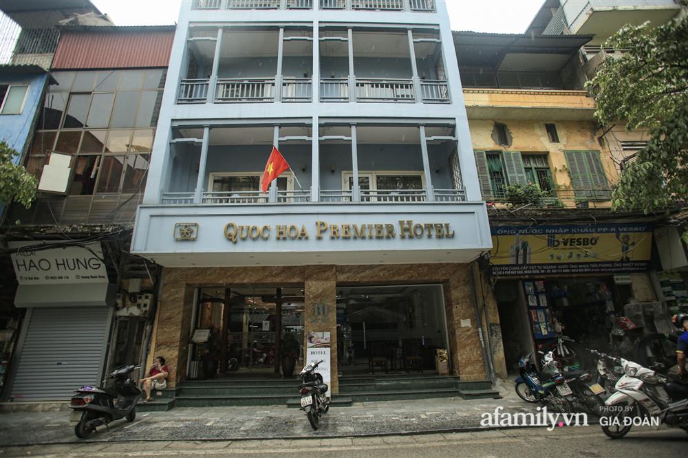 COVID-19 quay trở lại, siêu mặt tiền trên phố cổ Hà Nội ế ẩm treo biển sắp mở cửa tiệm nhưng chưa biết mở cái gì-10