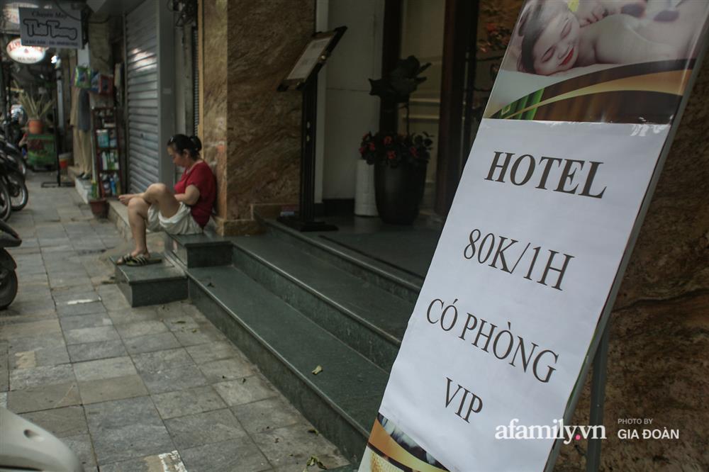 COVID-19 quay trở lại, siêu mặt tiền trên phố cổ Hà Nội ế ẩm treo biển sắp mở cửa tiệm nhưng chưa biết mở cái gì-11