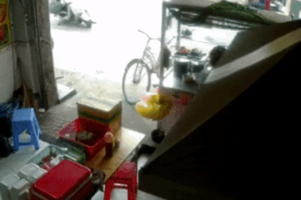 Ôtô mất lái lao qua rào chắn, tông trúng 5 xe khác-1