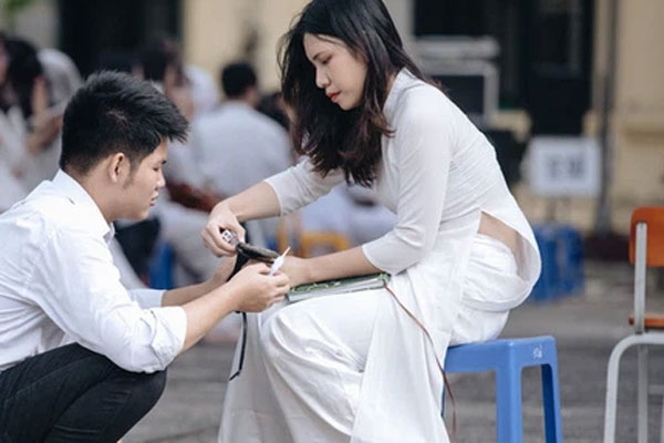 Khủng hoảng vì con nghỉ học do dịch, phụ huynh thi nhau chia sẻ ảnh phạt con úp mặt vào tường vừa buồn cười, vừa đáng yêu-16