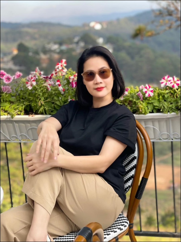 Biệt thự của Thân Thúy Hà có thêm góc chill ngập hoa tươi siêu lãng mạn, không gian sống xanh ai cũng mơ ước-1