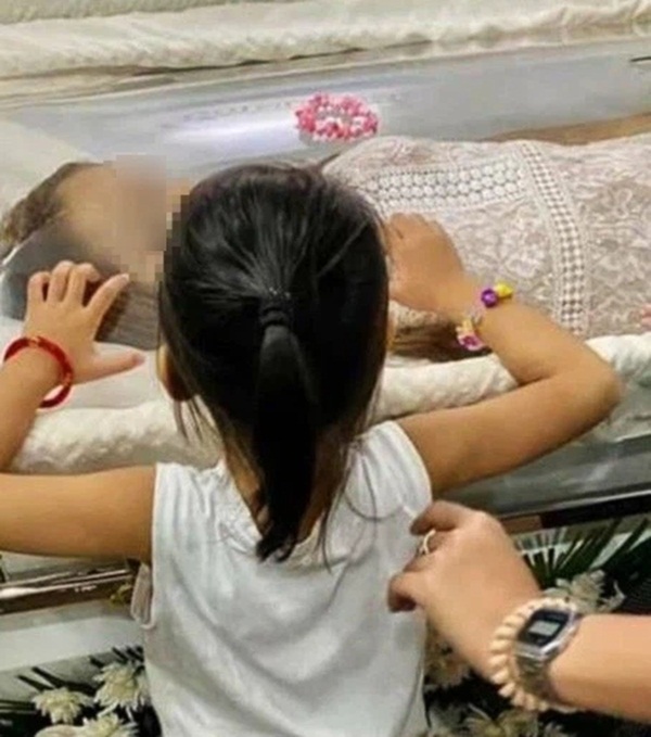 Dự đám tang bà ngoại trở về, bé gái đột ngột sốt cao, người mẹ lạnh gáy khi biết nguyên nhân đằng sau-1