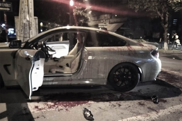 Tài xế lùi xe BMW lao thẳng xuống biển-1