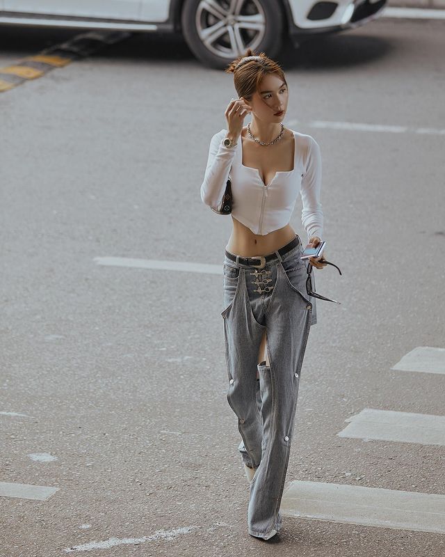 Vừa diện quần jeans 140 triệu, Ngọc Trinh đã vội quay xe với kiểu quần độc dị, soi giá lại rẻ giật mình-7