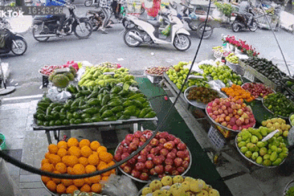 Dừng xe không tắt máy, người phụ nữ để con nhỏ vặn ga khiến xe lao thẳng vào sạp hoa quả