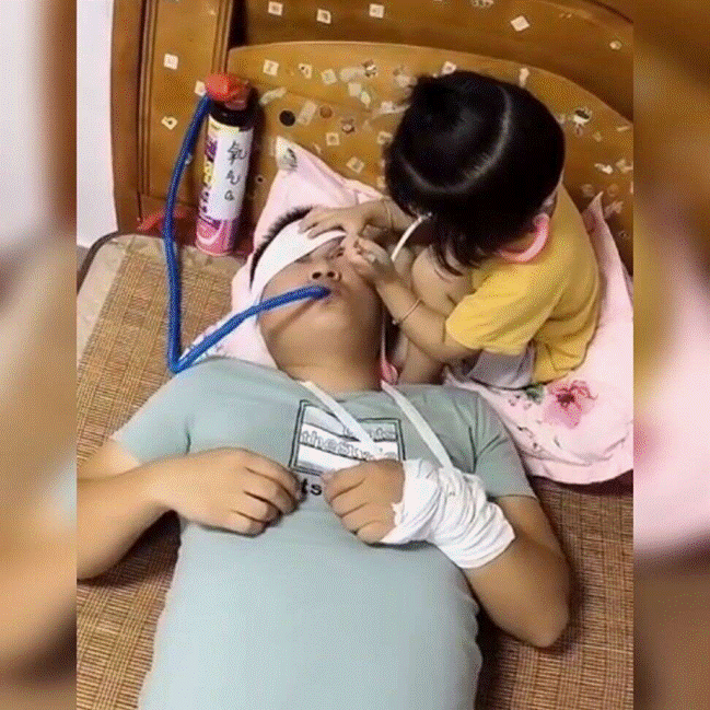 Hai bố con chơi trò đóng giả bác sĩ, khả năng nhập vai đỉnh của chóp của diễn viên khiến cư dân mạng bái phục-2