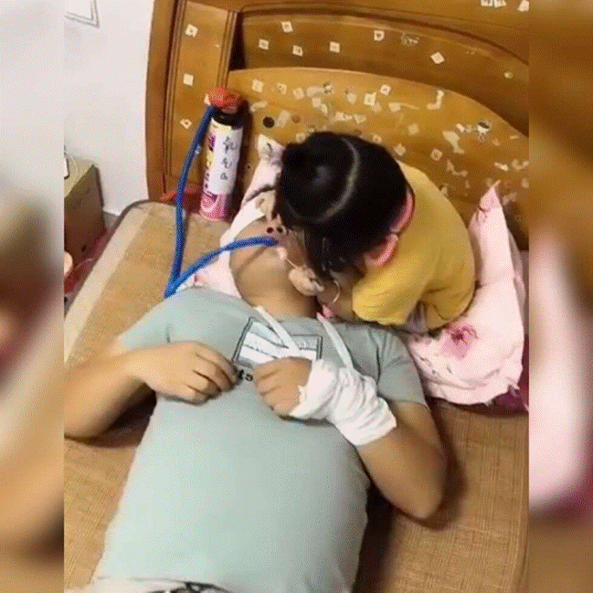 Hai bố con chơi trò đóng giả bác sĩ, khả năng nhập vai đỉnh của chóp của diễn viên khiến cư dân mạng bái phục-3