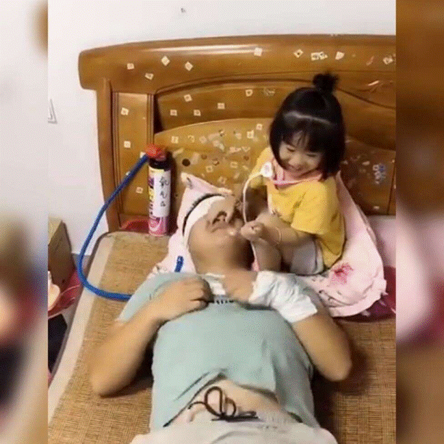 Hai bố con chơi trò đóng giả bác sĩ, khả năng nhập vai đỉnh của chóp của diễn viên khiến cư dân mạng bái phục-4