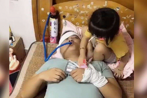 Hai bố con chơi trò đóng giả bác sĩ, khả năng nhập vai đỉnh của chóp của diễn viên khiến cư dân mạng bái phục