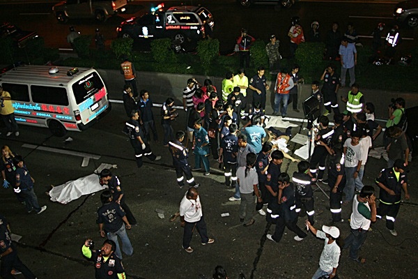 11 năm trước, tiểu thư Thái Lan gây tai nạn khiến 9 người chết vẫn thản nhiên bấm điện thoại tại hiện trường, diễn biến vụ án càng gây căm phẫn hơn-2