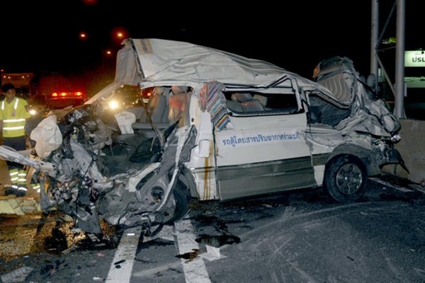 11 năm trước, tiểu thư Thái Lan gây tai nạn khiến 9 người chết vẫn thản nhiên bấm điện thoại tại hiện trường, diễn biến vụ án càng gây căm phẫn hơn-3