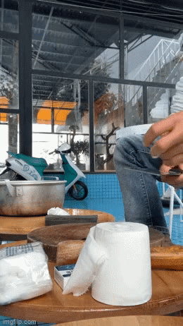 Buồn chuyện tình cảm, nam thanh niên livestream lấy dao chặt phăng ngón chân-1