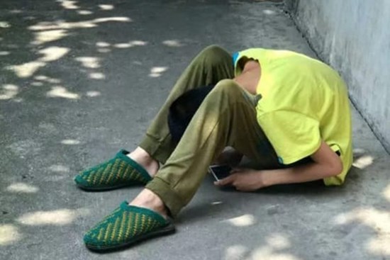 Tôi nên làm gì nếu thấy con xem các trang web xấu? Ba phương pháp này không làm tổn thương lòng tự trọng của con bạn